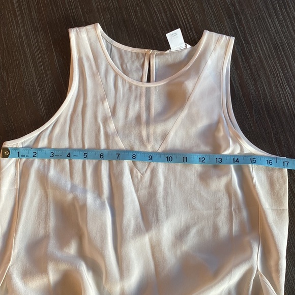 Club Monaco ladies gorgeous silk blouse in size extra small. - Picture 5 of 7